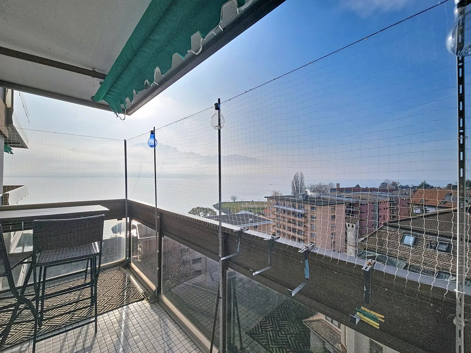Appartamento di 3 locali a due passi dai moli

Carino appartamento ristrutturato di circa 62 m2 abitabili con due balconi di circa 8 e 4 m2 che godono di una magnifica vista sul lago, sulla città e sulle montagne.

Si trova a due passi dai moli.

La fermata dell'autobus si trova ai piedi dell'edific