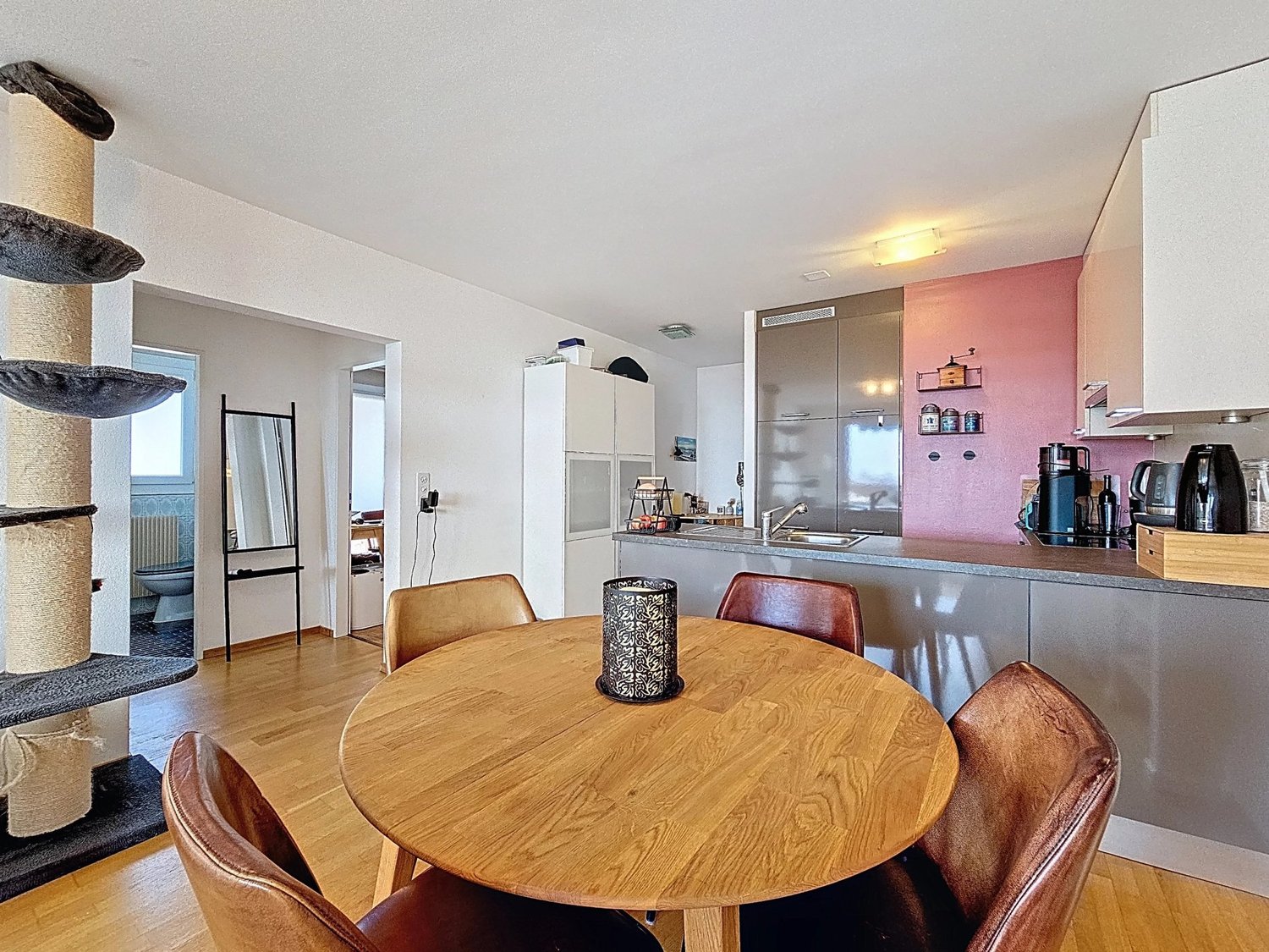 Appartamento di 3 locali a due passi dai moli

Carino appartamento ristrutturato di circa 62 m2 abitabili con due balconi di circa 8 e 4 m2 che godono di una magnifica vista sul lago, sulla città e sulle montagne.

Si trova a due passi dai moli.

La fermata dell'autobus si trova ai piedi dell'edific