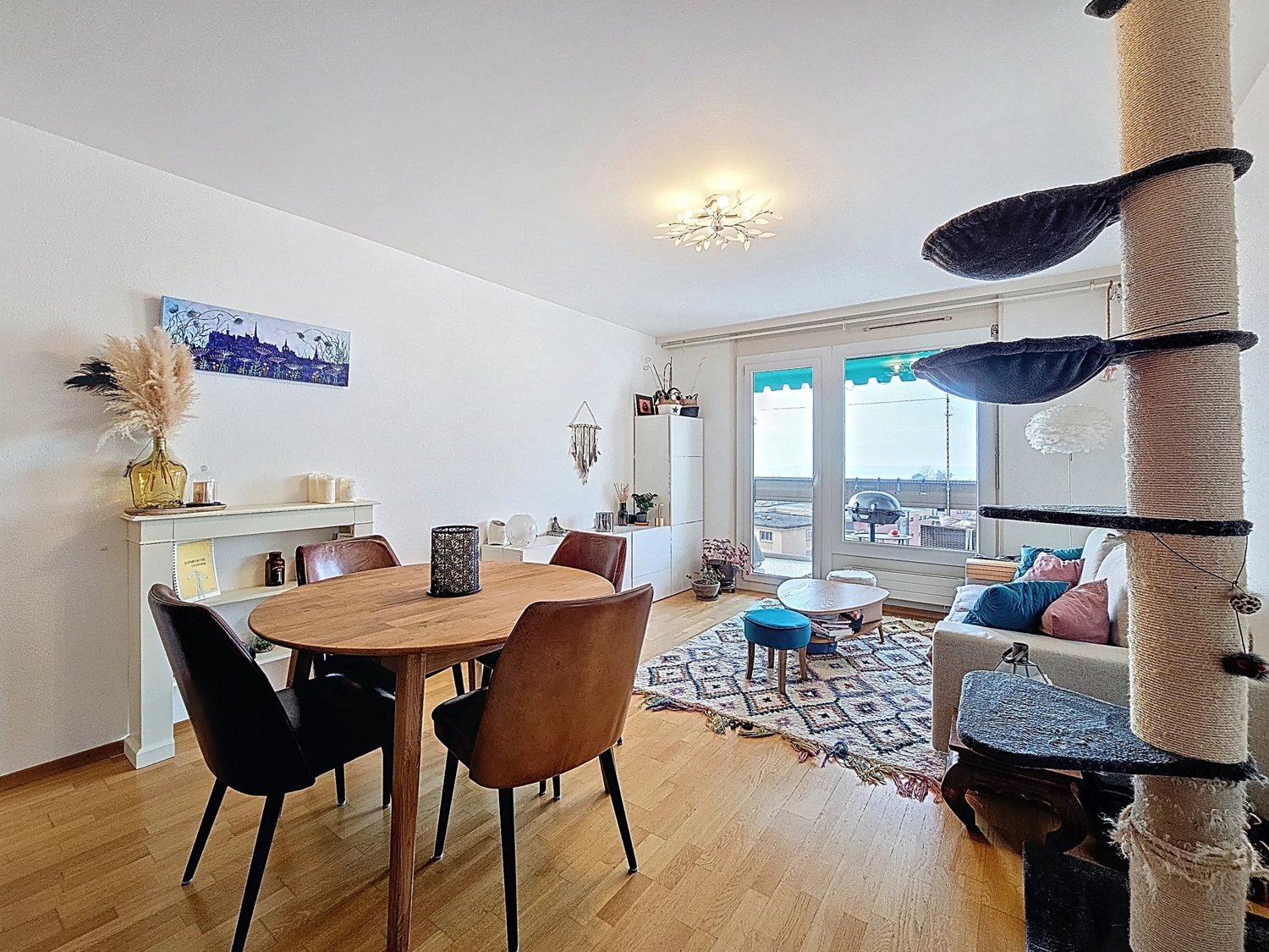 Appartamento di 3 locali a due passi dai moli

Carino appartamento ristrutturato di circa 62 m2 abitabili con due balconi di circa 8 e 4 m2 che godono di una magnifica vista sul lago, sulla città e sulle montagne.

Si trova a due passi dai moli.

La fermata dell'autobus si trova ai piedi dell'edific