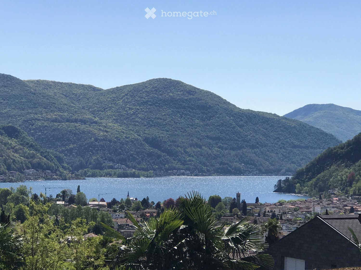 Maison individuelle de 3 pièces

Habitation indépendante, avec vue panoramique sur le lac à 180, ainsi composée :   
\- au 1er étage : entrée, grand séjour avec terrasse, cuisine séparée avec fenêtre, deux chambres, salle de bain avec baignoire et fenêtre ;   
\- au rez-de-chaussée : local technique