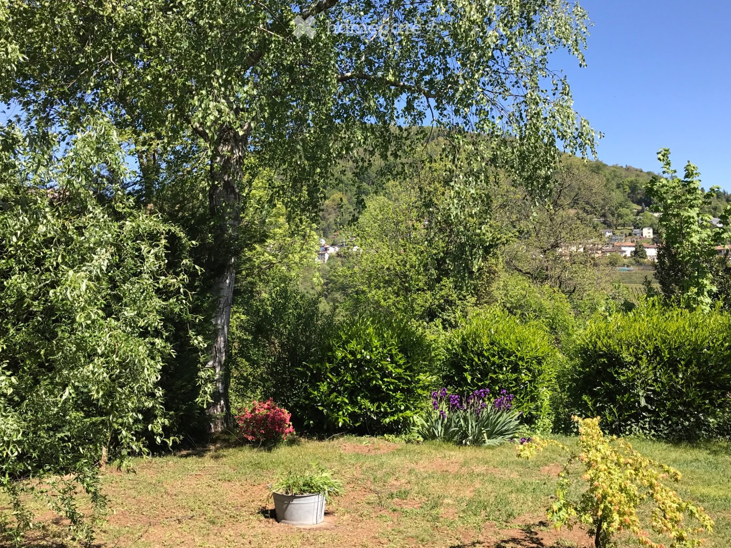 Maison individuelle de 3 pièces

Habitation indépendante, avec vue panoramique sur le lac à 180, ainsi composée :   
\- au 1er étage : entrée, grand séjour avec terrasse, cuisine séparée avec fenêtre, deux chambres, salle de bain avec baignoire et fenêtre ;   
\- au rez-de-chaussée : local technique
