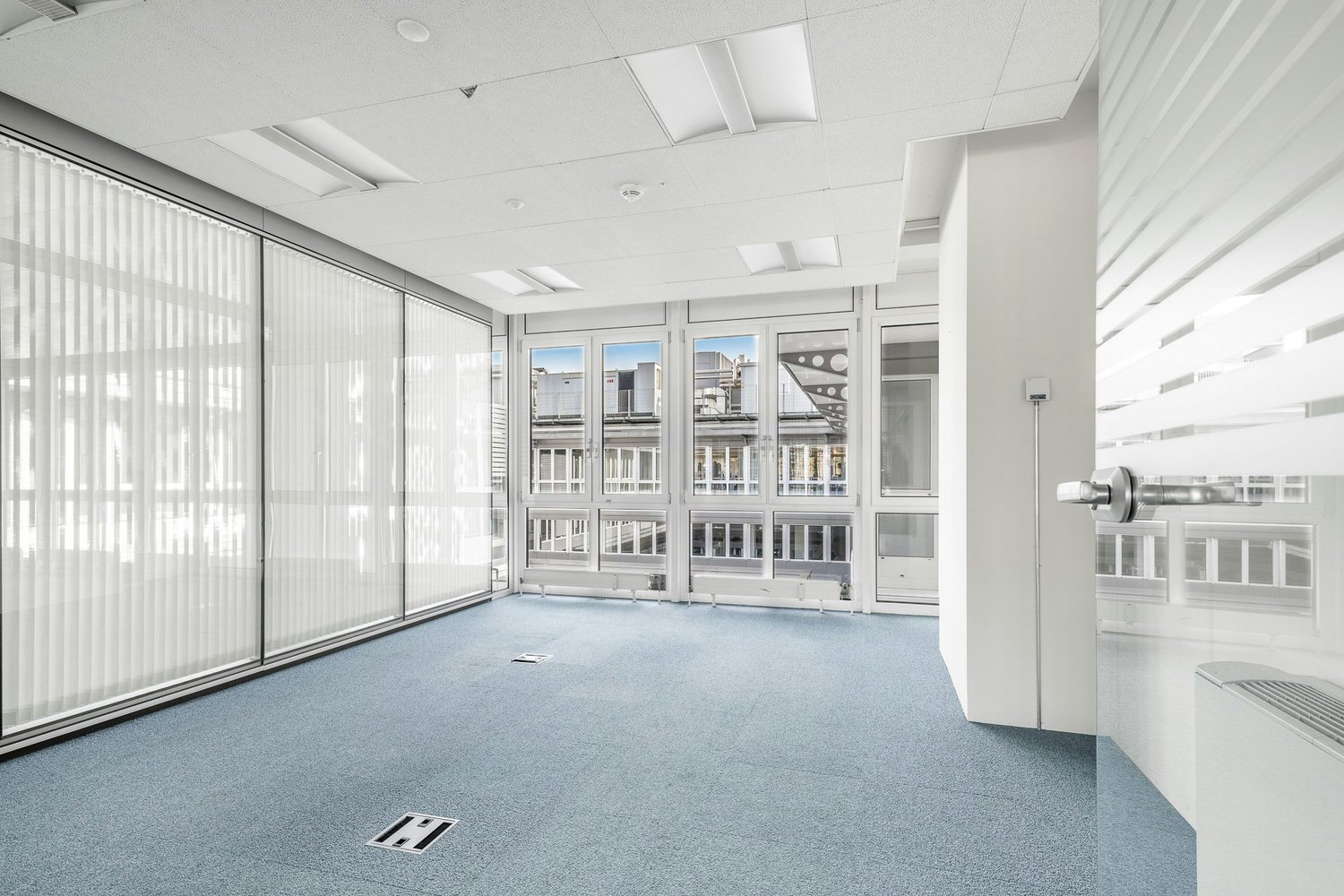 284m² office