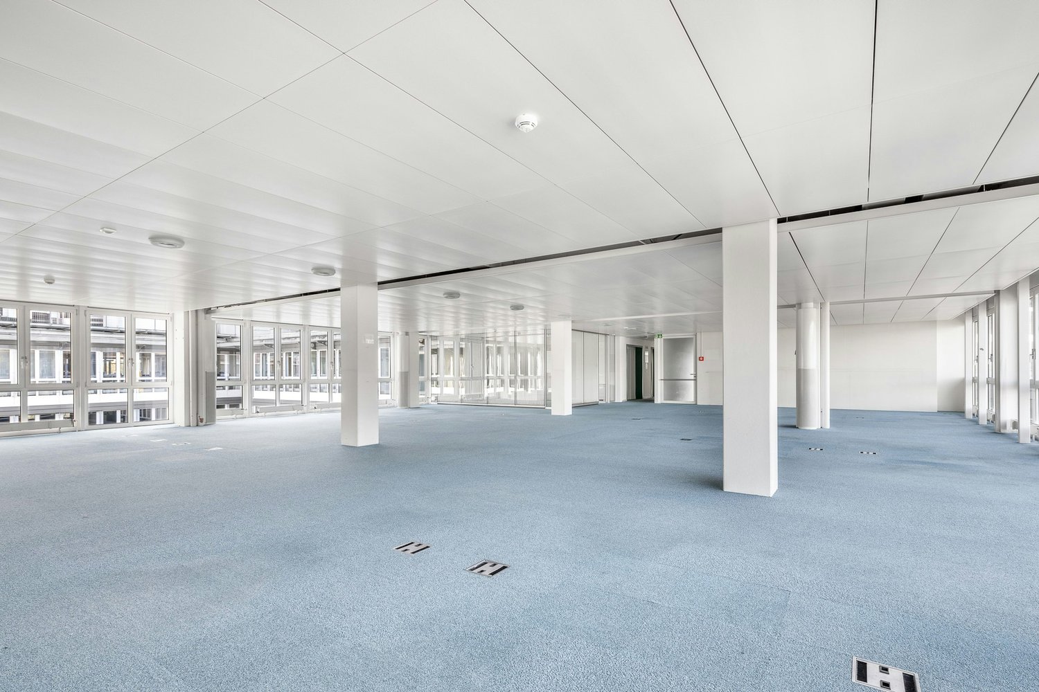 284m² office