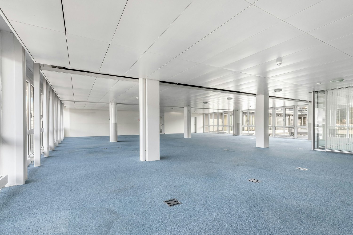 284m² office