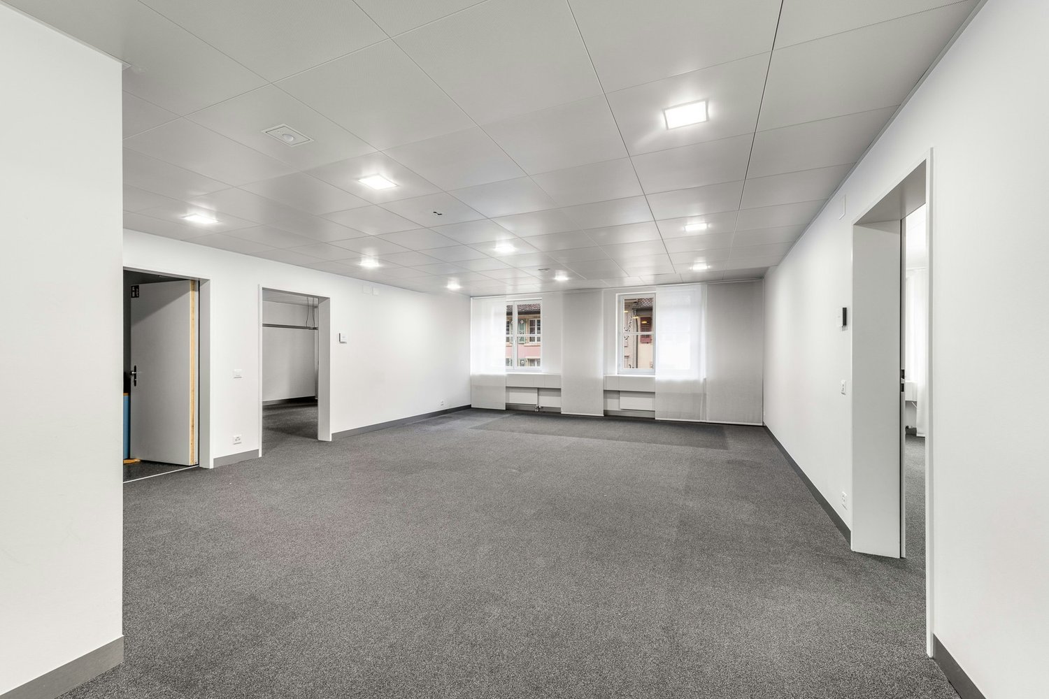 100m² office