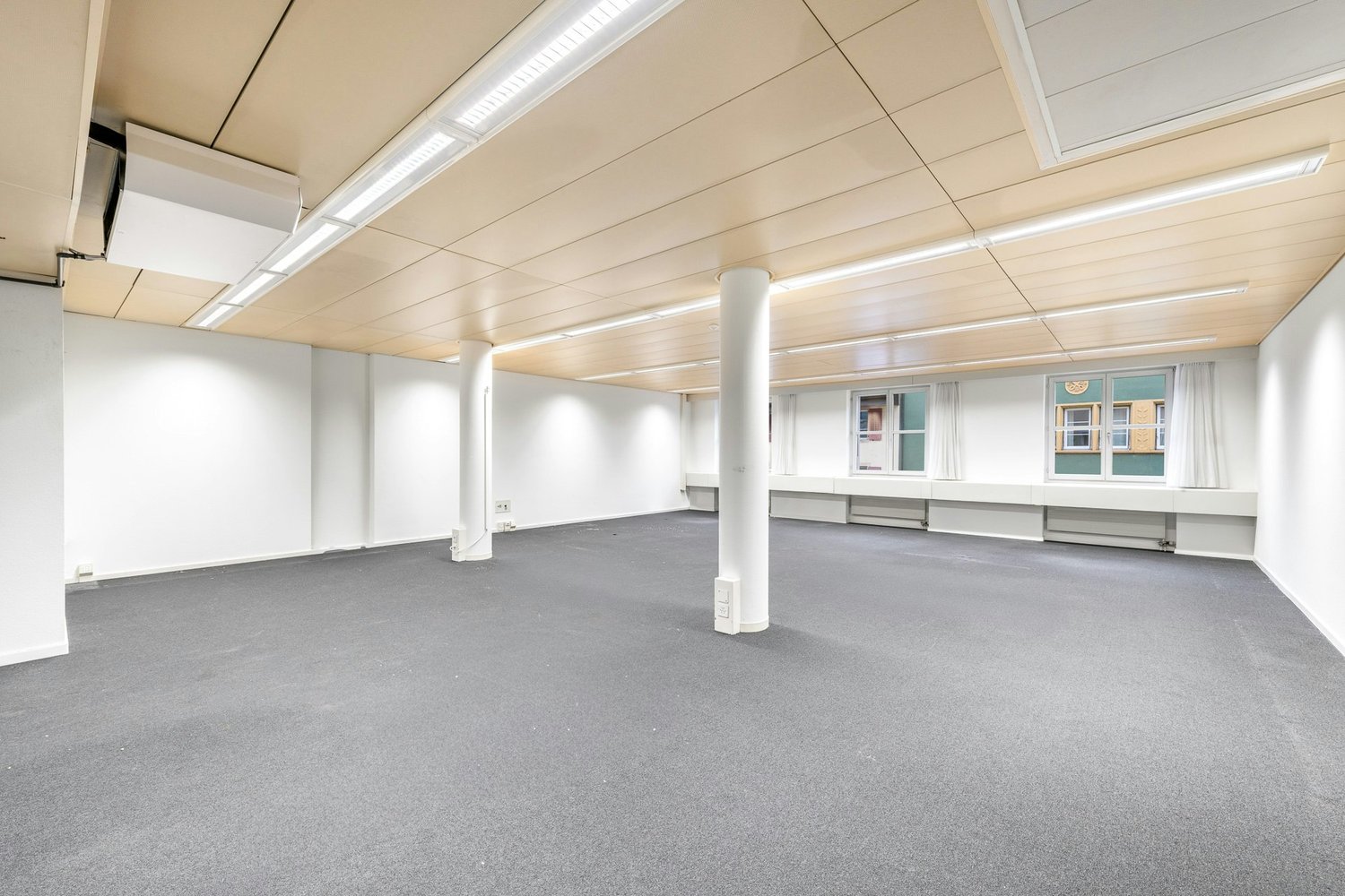 100m² office