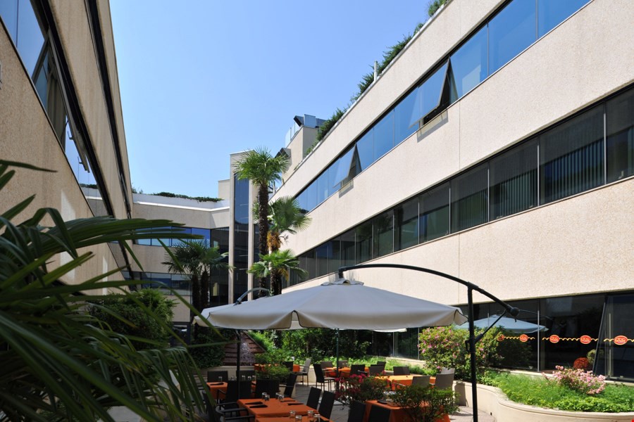 60m² office