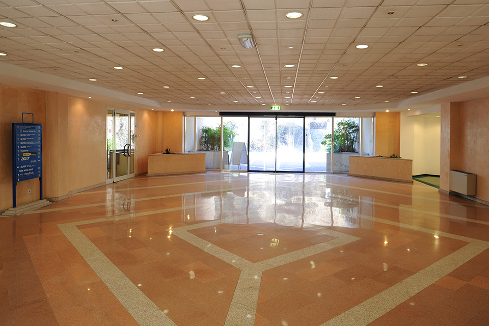 60m² office