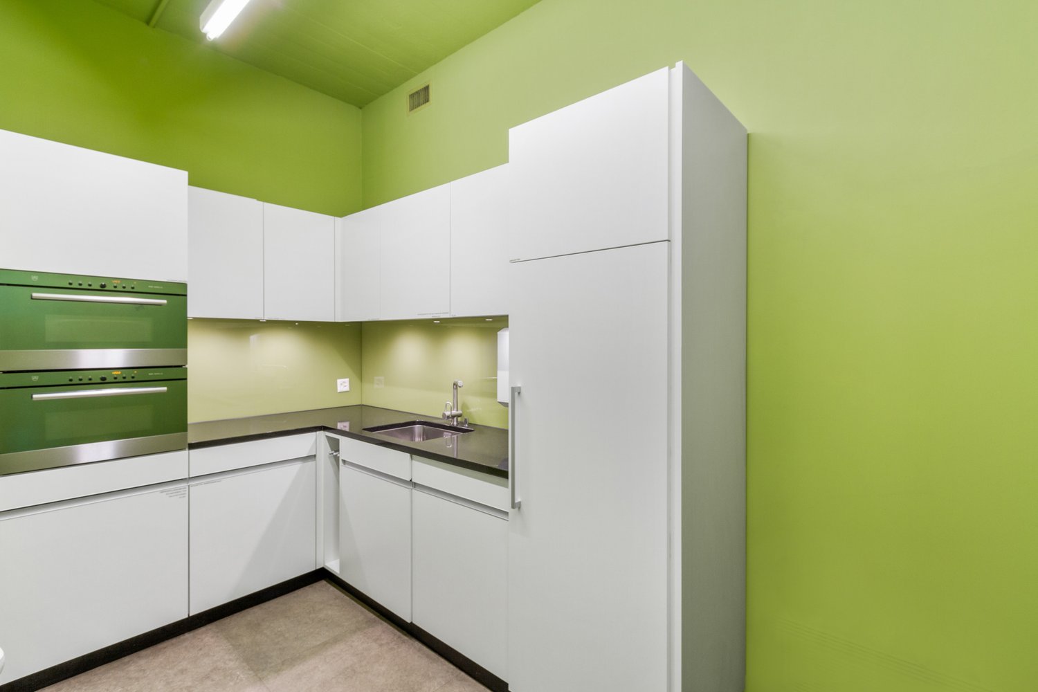 1005m² office