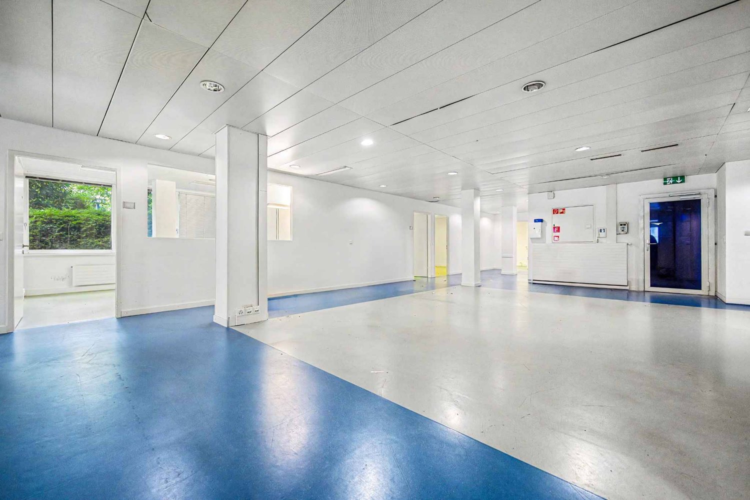 395m² office