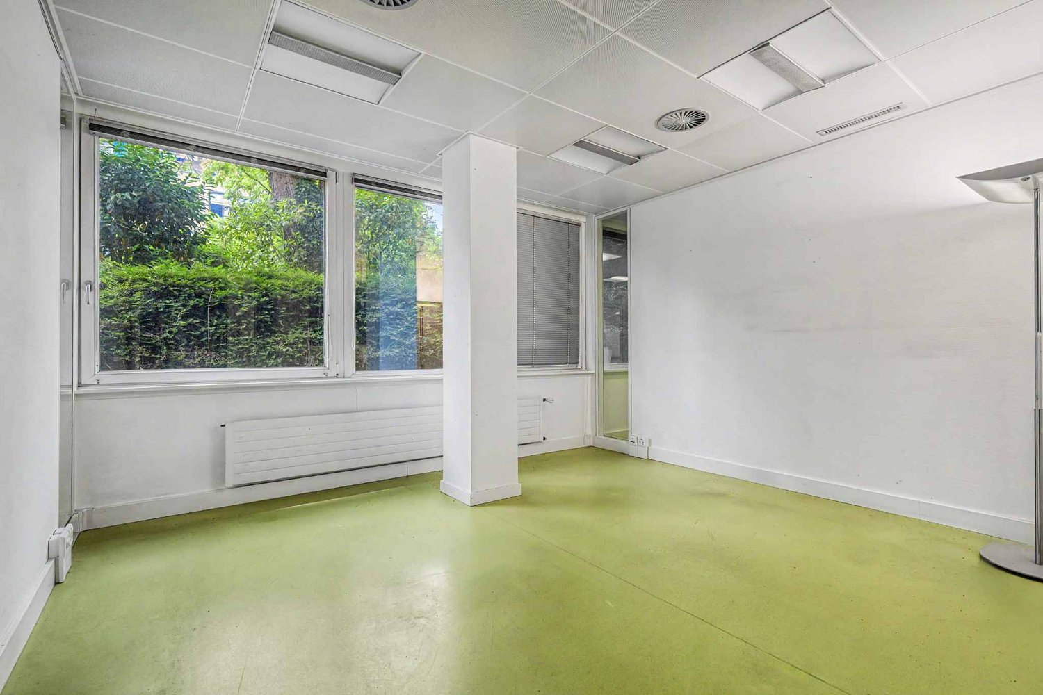 395m² office