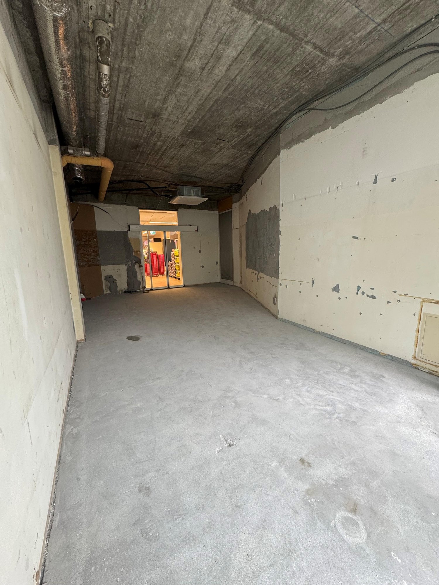 40m² shop