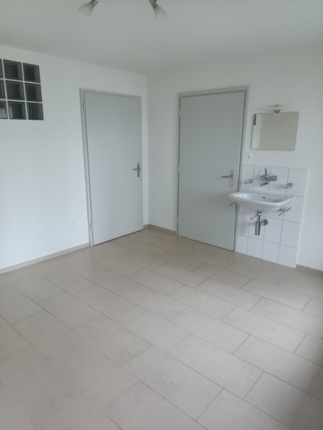 75m² office