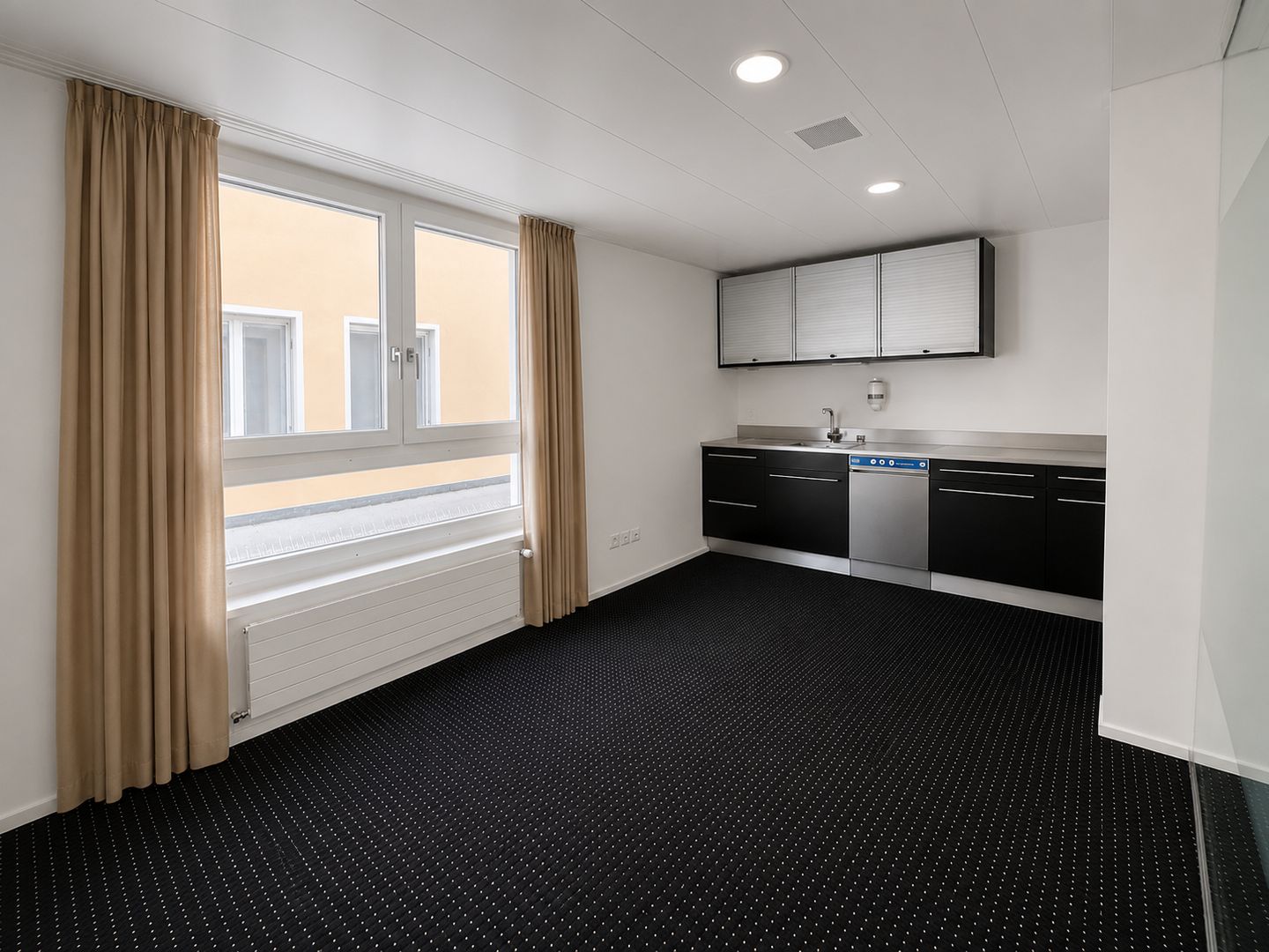 210m² office