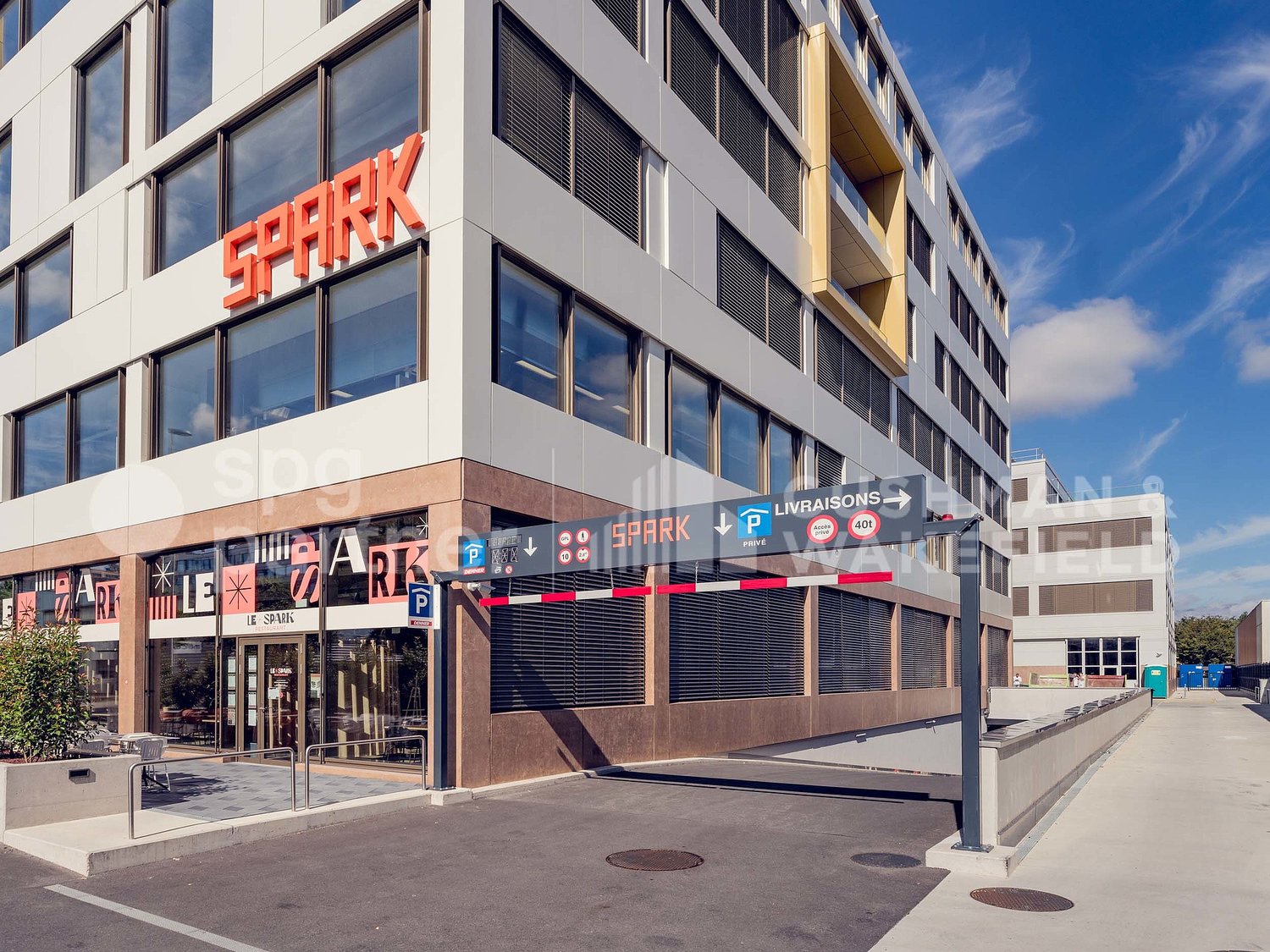 700m² commercial