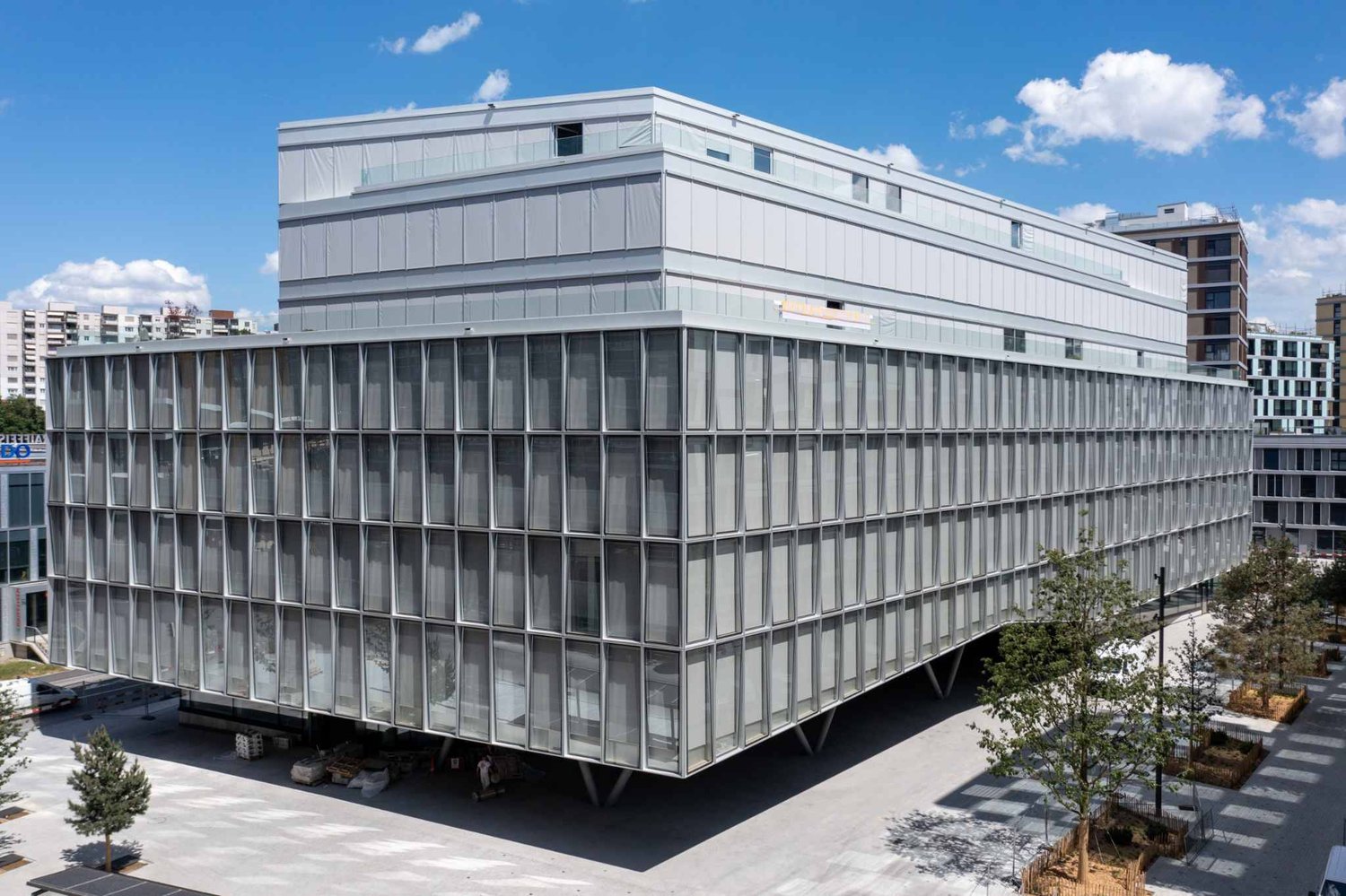 904m² office