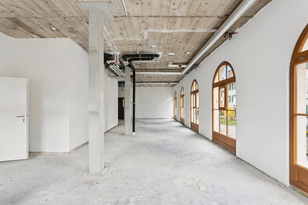 106m² shop