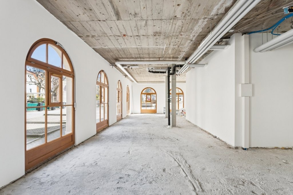 106m² shop