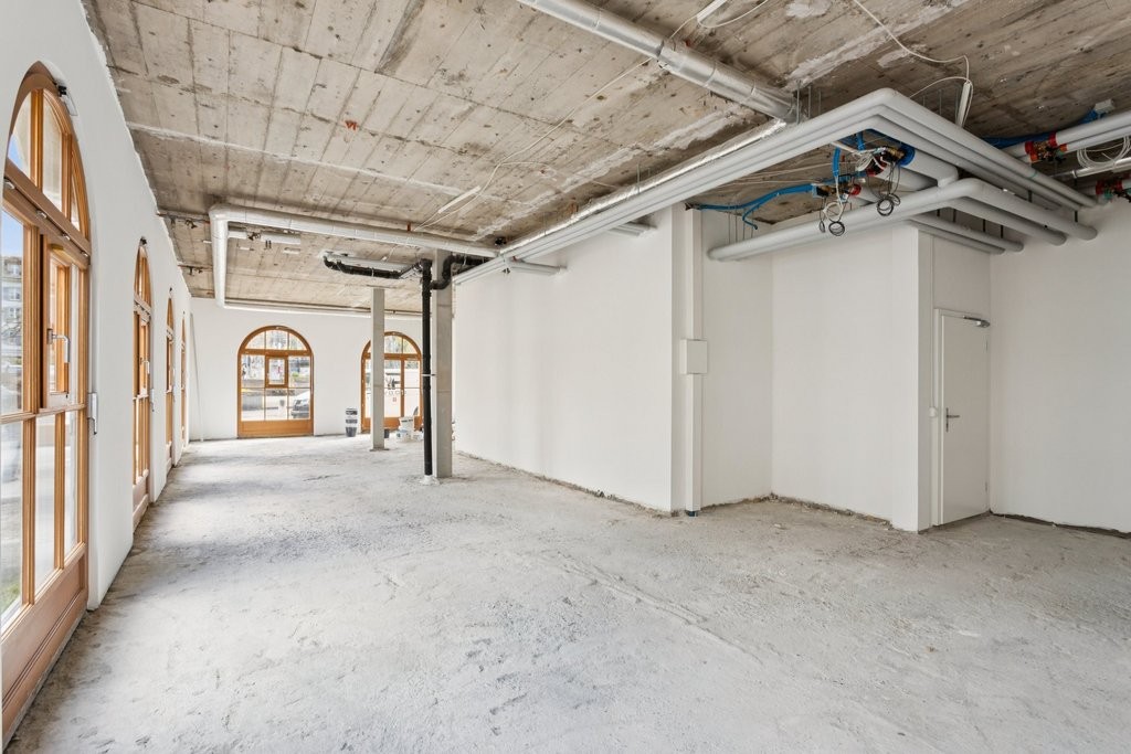 106m² shop