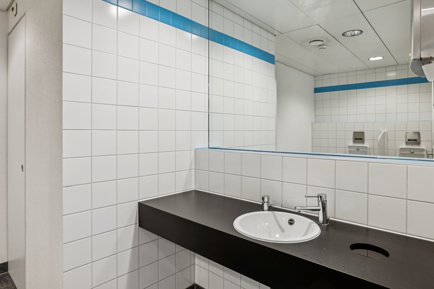 444m² office
