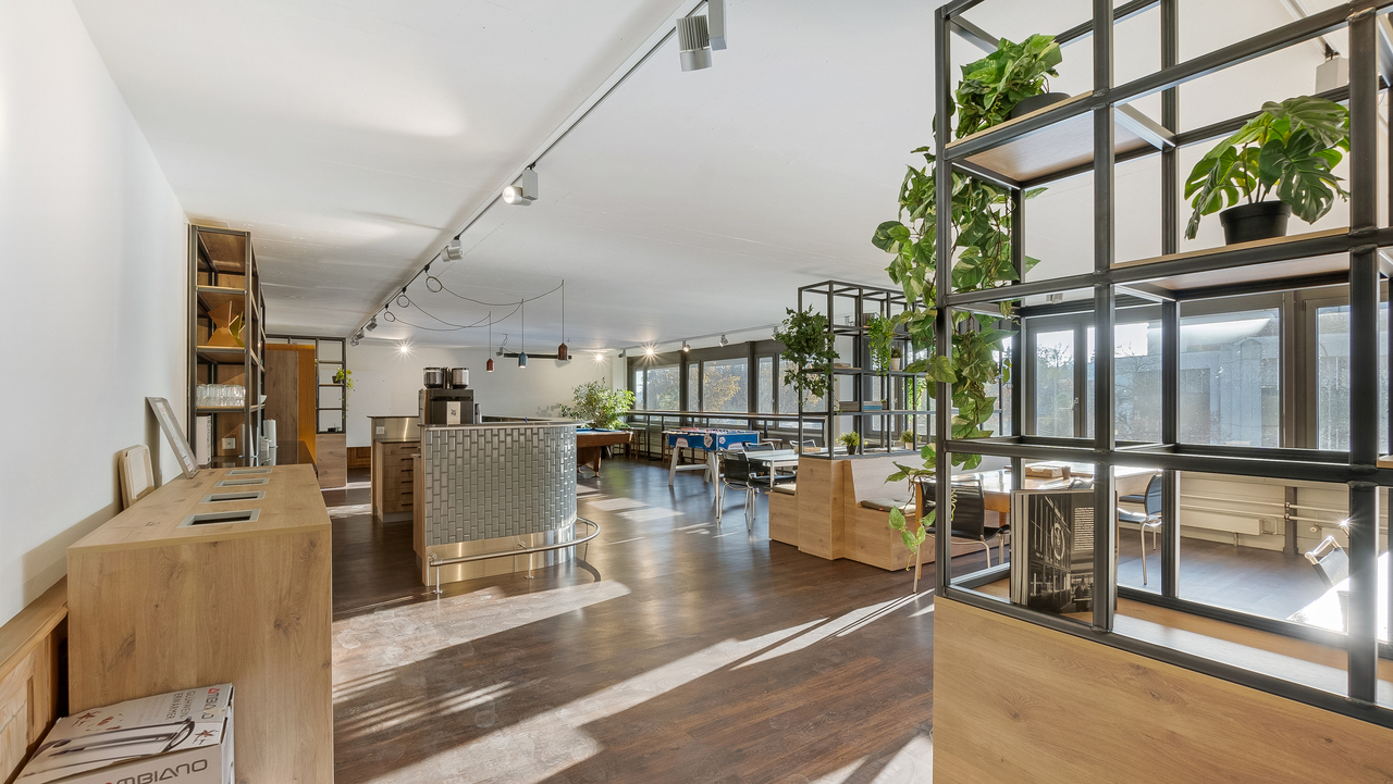 11000m² commercial