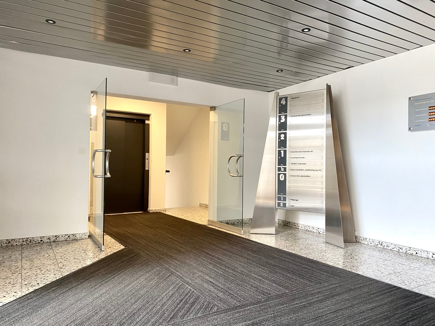 1532m² office