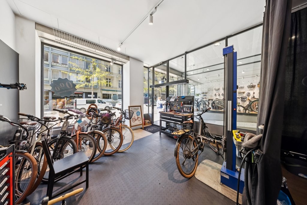 28m² shop