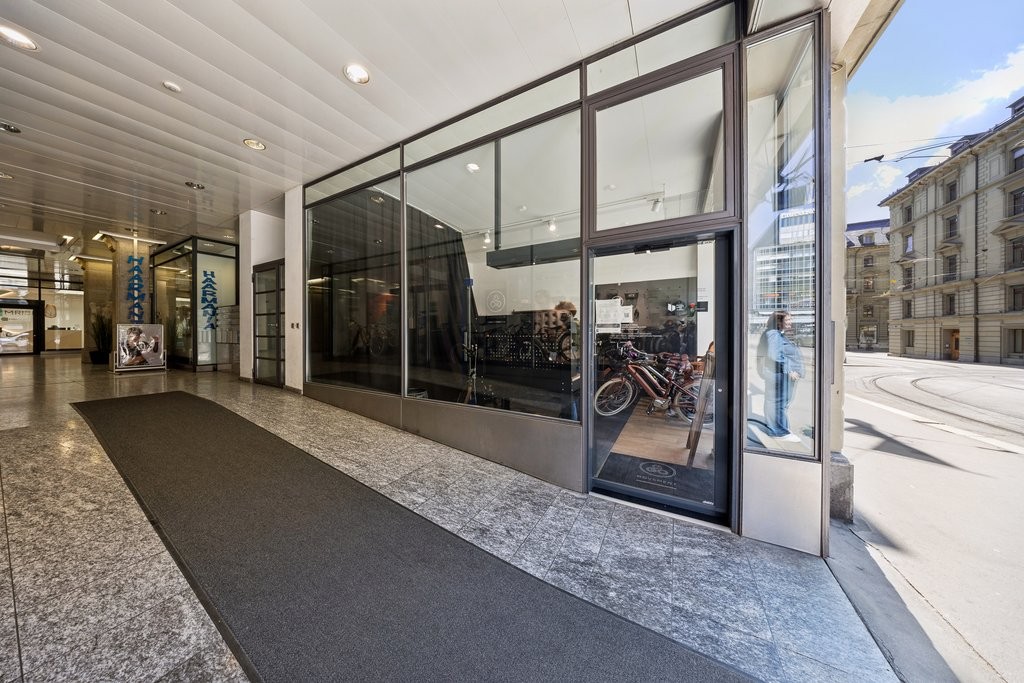 28m² shop