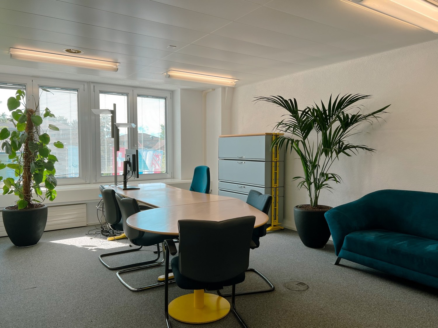 1817m² office