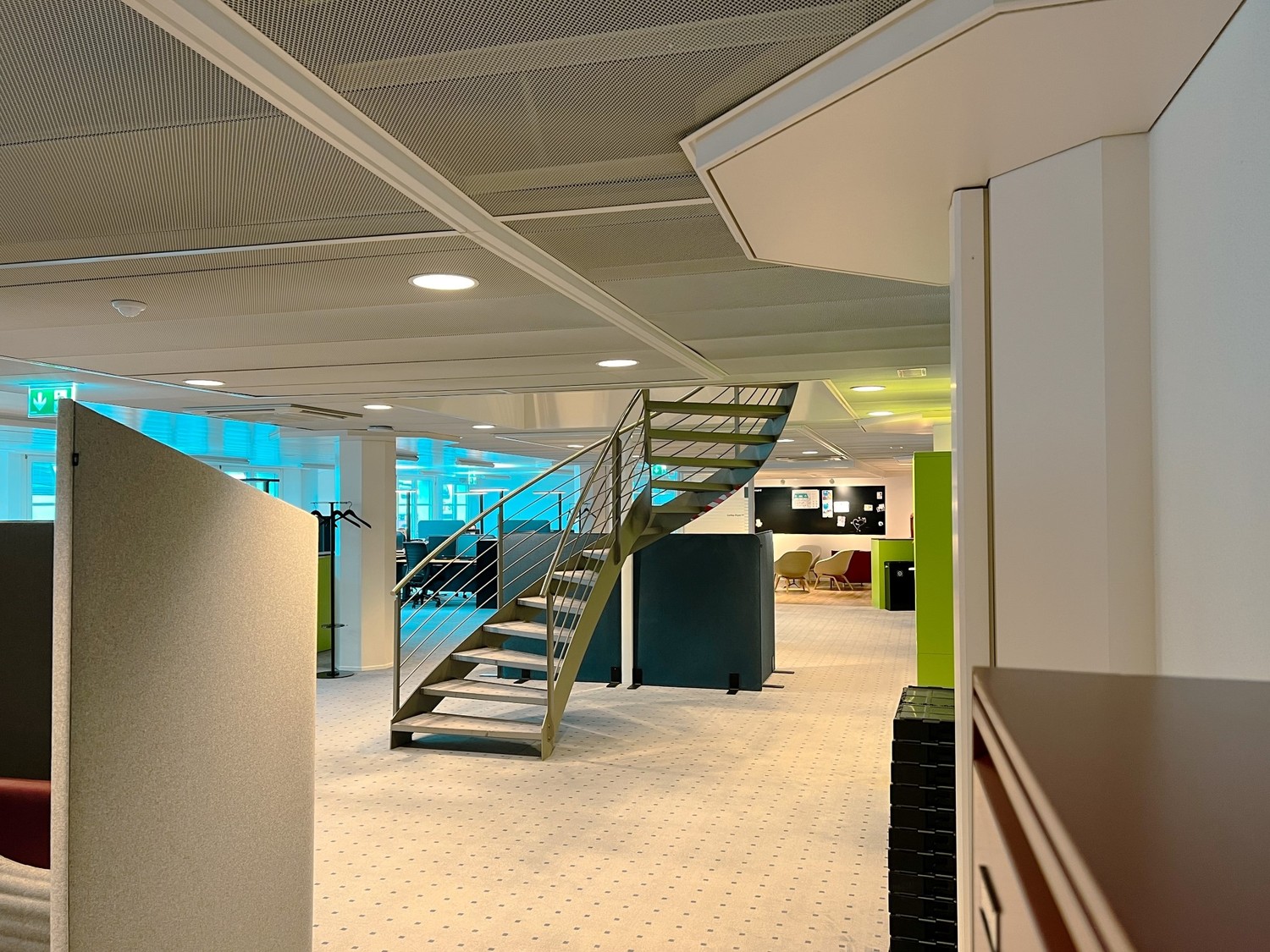 1817m² office