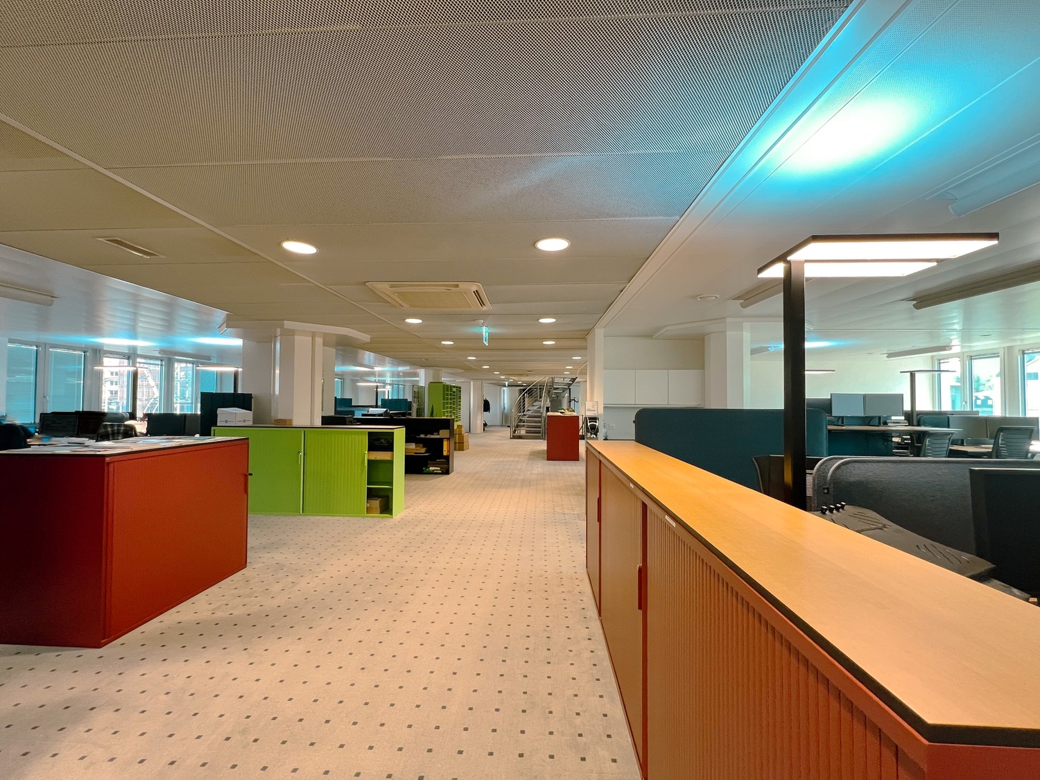 1817m² office