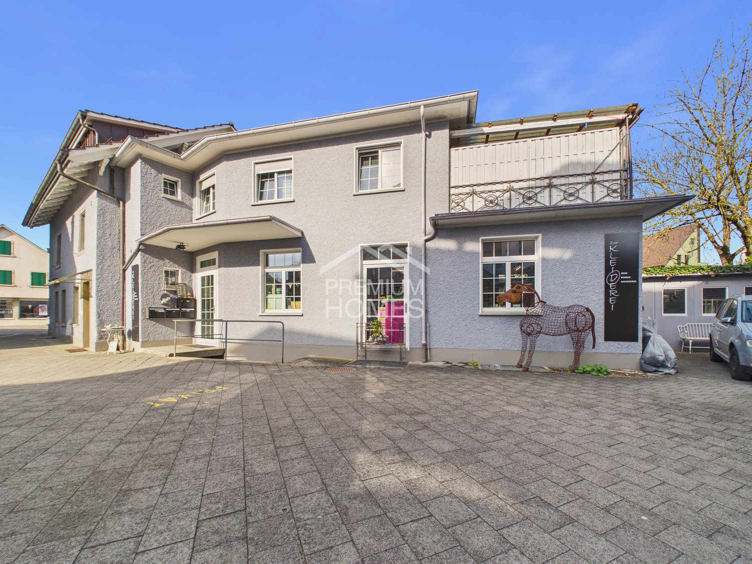 140m² commercial