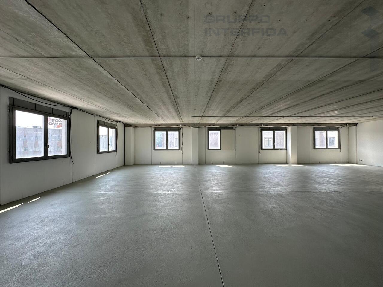 385m² office