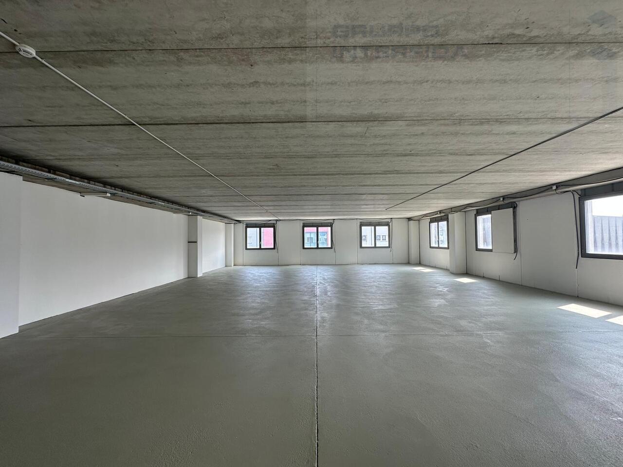385m² office
