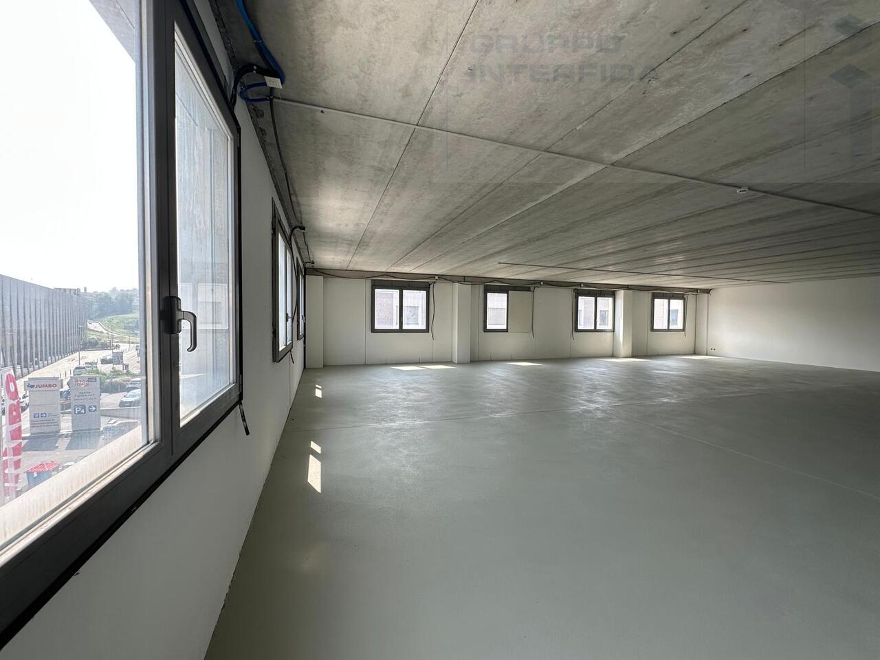 385m² office