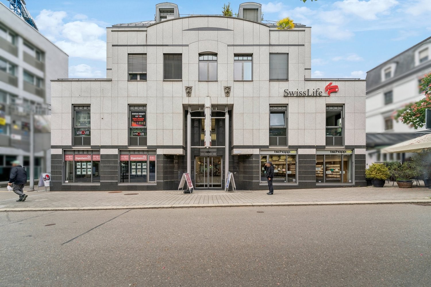 47m² shop