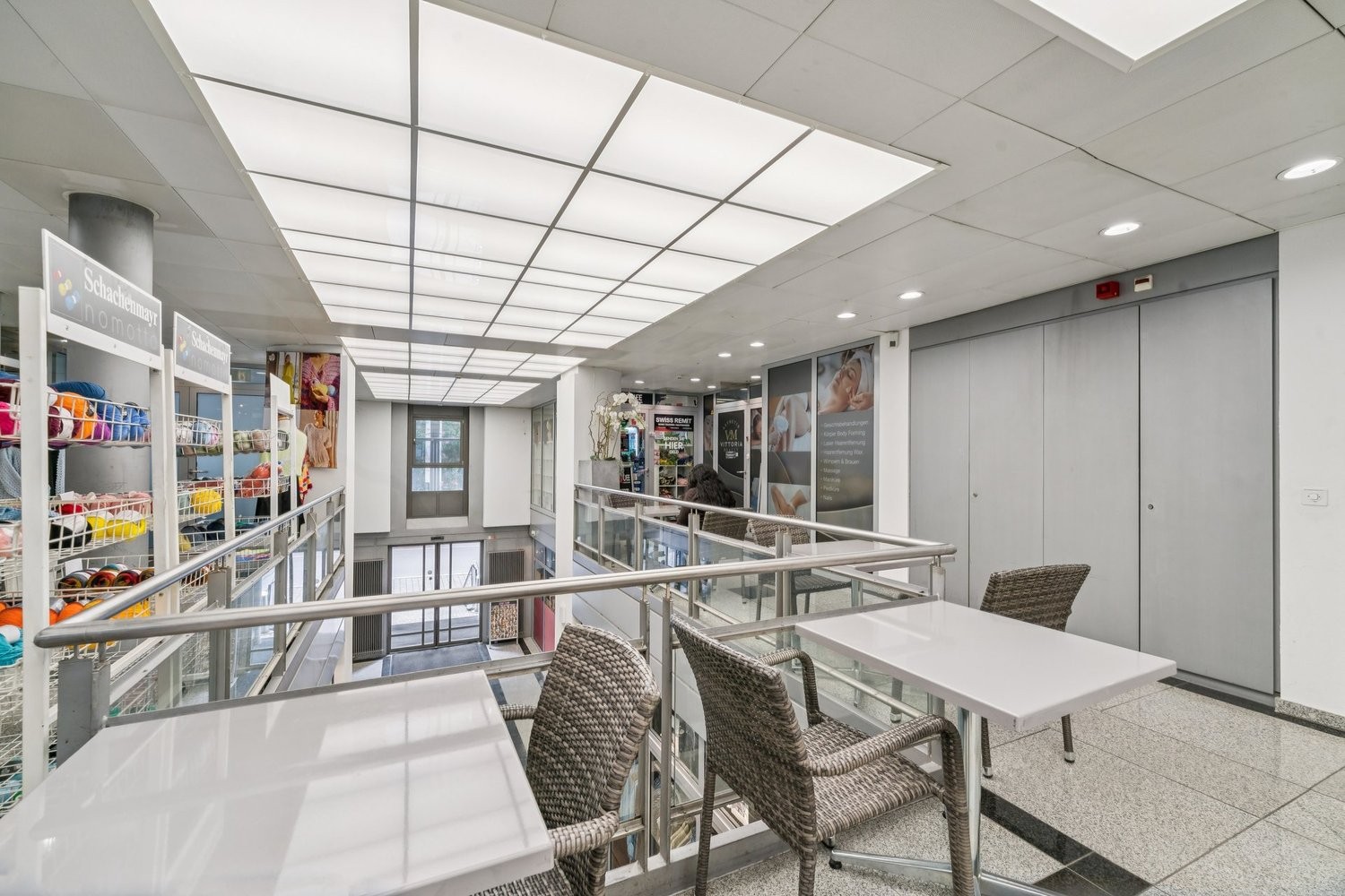 47m² shop