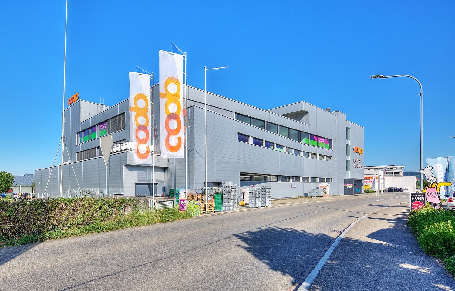 716m² shop