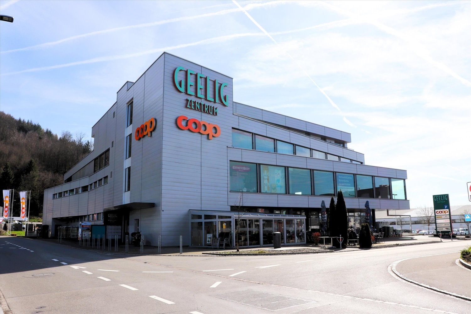 716m² shop