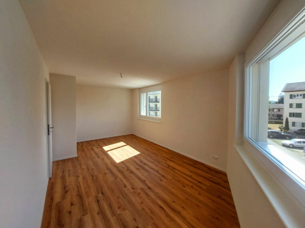 Appartement de 2.5 pièces élégant dans une construction neuve de 60 m² avec balcon ensoleillé 

Cet attractif appartement de 2.5 pièces dans une construction neuve avec environ 60 m² de surface habitable allie un design moderne à une haute qualité de vie. L'espace de vie et de repas ouvert offre bea