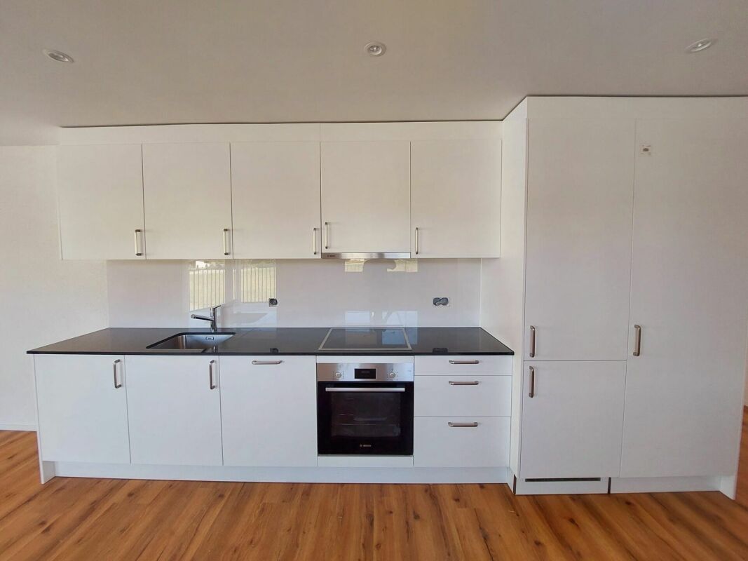 Appartement de 2.5 pièces élégant dans une construction neuve de 60 m² avec balcon ensoleillé 

Cet attractif appartement de 2.5 pièces dans une construction neuve avec environ 60 m² de surface habitable allie un design moderne à une haute qualité de vie. L'espace de vie et de repas ouvert offre bea
