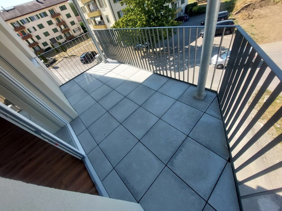 Appartement de 2.5 pièces élégant dans une construction neuve de 60 m² avec balcon ensoleillé 

Cet attractif appartement de 2.5 pièces dans une construction neuve avec environ 60 m² de surface habitable allie un design moderne à une haute qualité de vie. L'espace de vie et de repas ouvert offre bea