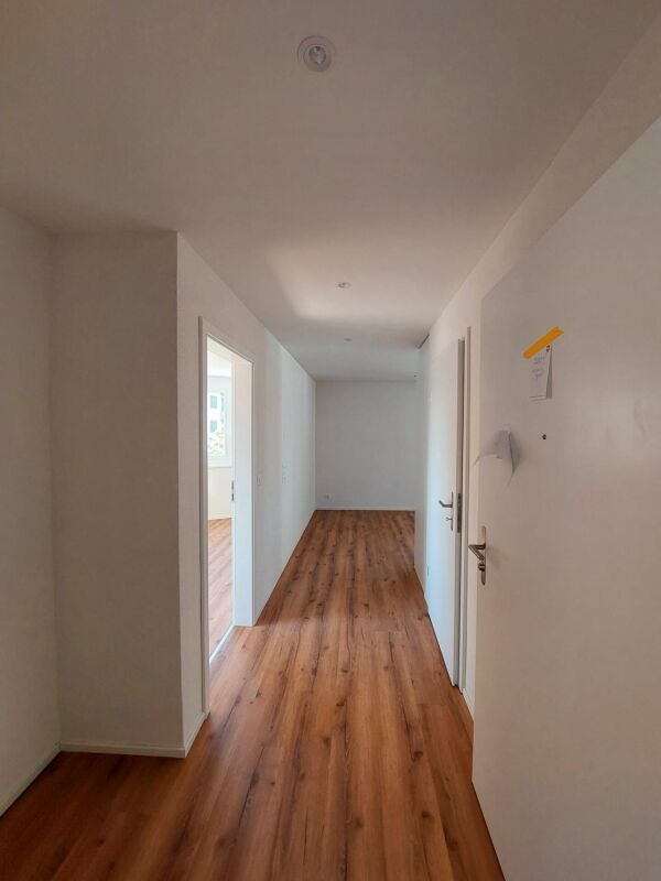 Appartement de 2.5 pièces élégant dans une construction neuve de 60 m² avec balcon ensoleillé 

Cet attractif appartement de 2.5 pièces dans une construction neuve avec environ 60 m² de surface habitable allie un design moderne à une haute qualité de vie. L'espace de vie et de repas ouvert offre bea