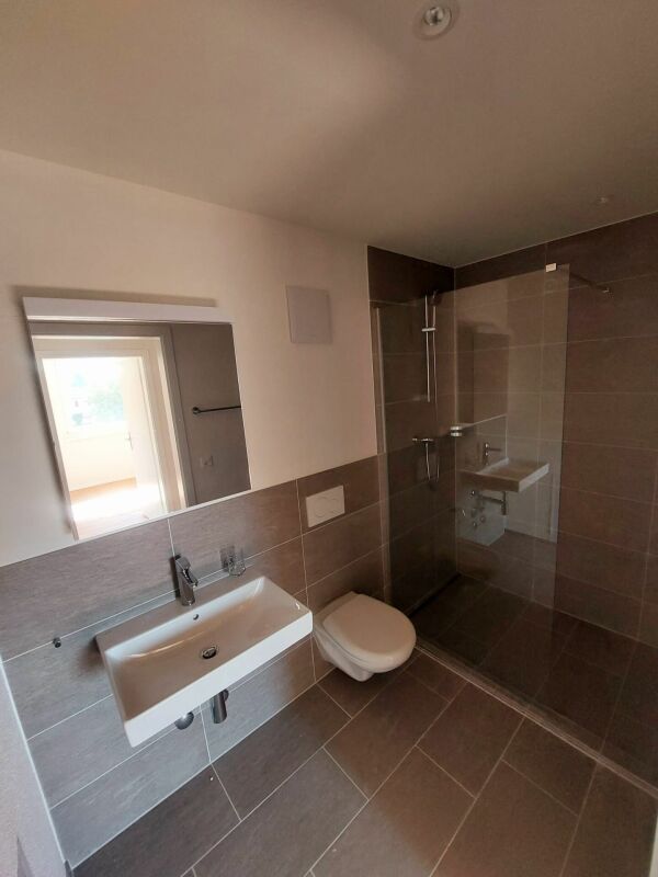 Appartement de 2.5 pièces élégant dans une construction neuve de 60 m² avec balcon ensoleillé 

Cet attractif appartement de 2.5 pièces dans une construction neuve avec environ 60 m² de surface habitable allie un design moderne à une haute qualité de vie. L'espace de vie et de repas ouvert offre bea