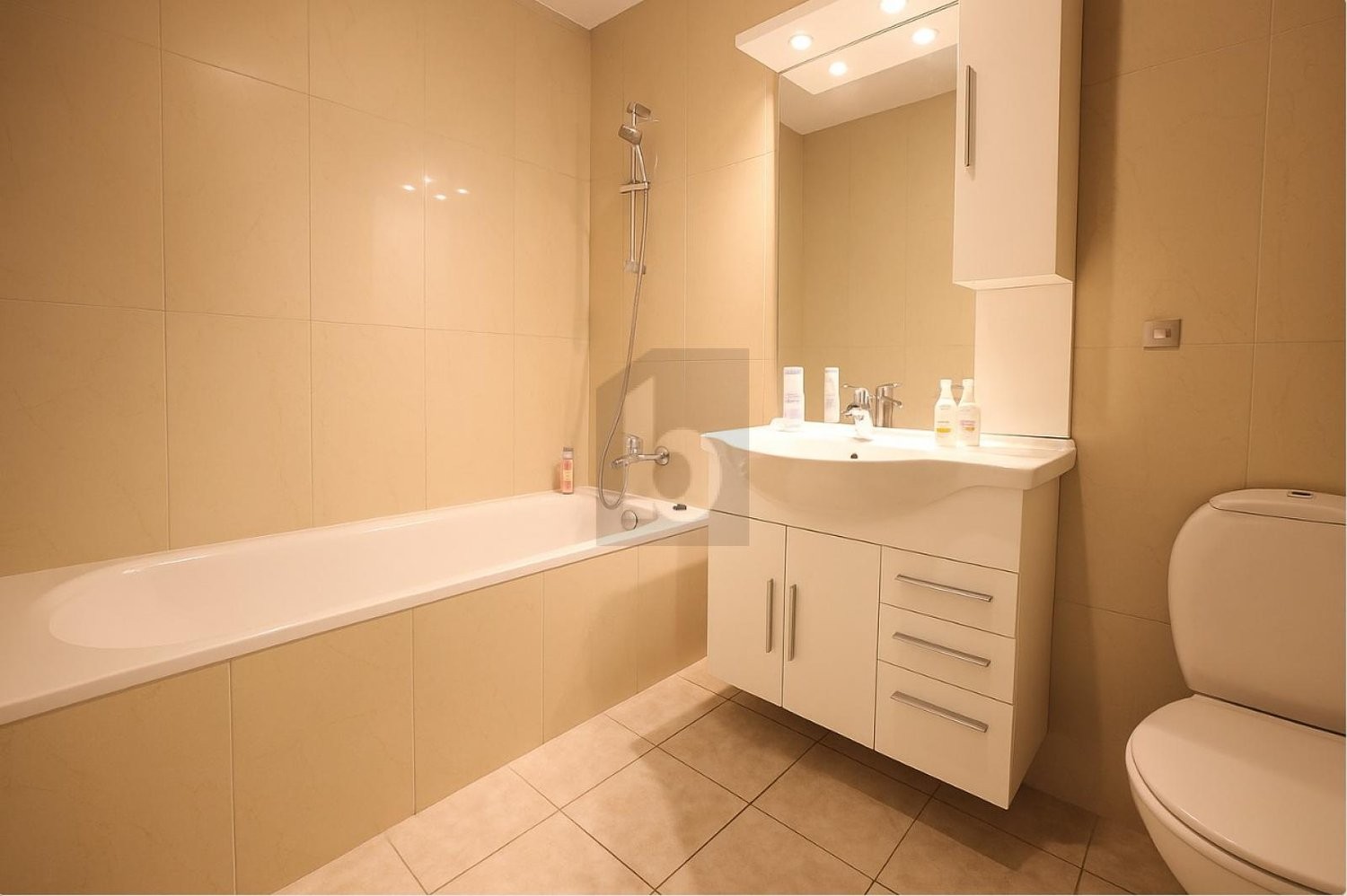 1231m² edificio residenziale / commerciale