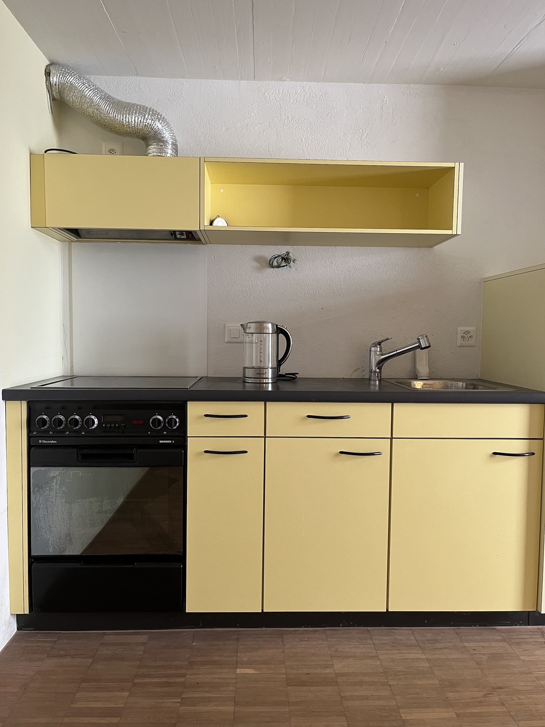 45m² commercial

Atelier, movement or hobby room, ideal for yoga, pilates, sports or similar. 

Room is located in the sous-sol of a single-family house, but has daylight, windows that can be opened and its own entrance. With heating, electricity, parquet flooring, small kitchen, WC/shower and cabin