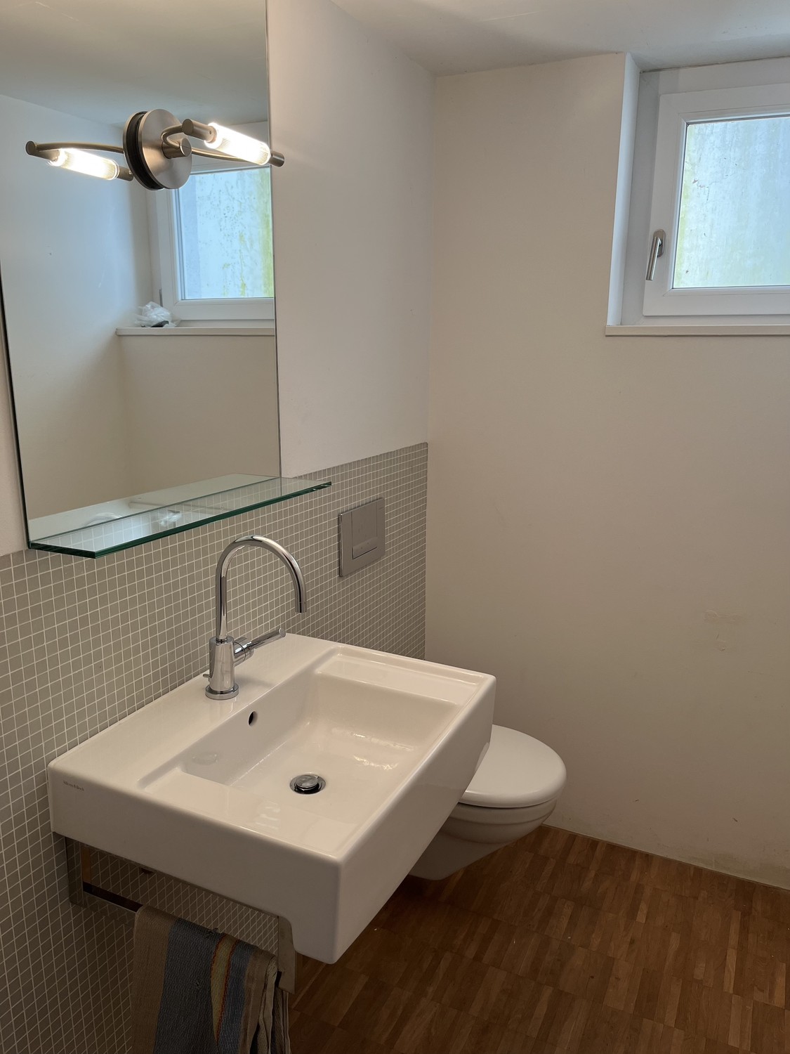 45m² commercial

Atelier, movement or hobby room, ideal for yoga, pilates, sports or similar. 

Room is located in the sous-sol of a single-family house, but has daylight, windows that can be opened and its own entrance. With heating, electricity, parquet flooring, small kitchen, WC/shower and cabin