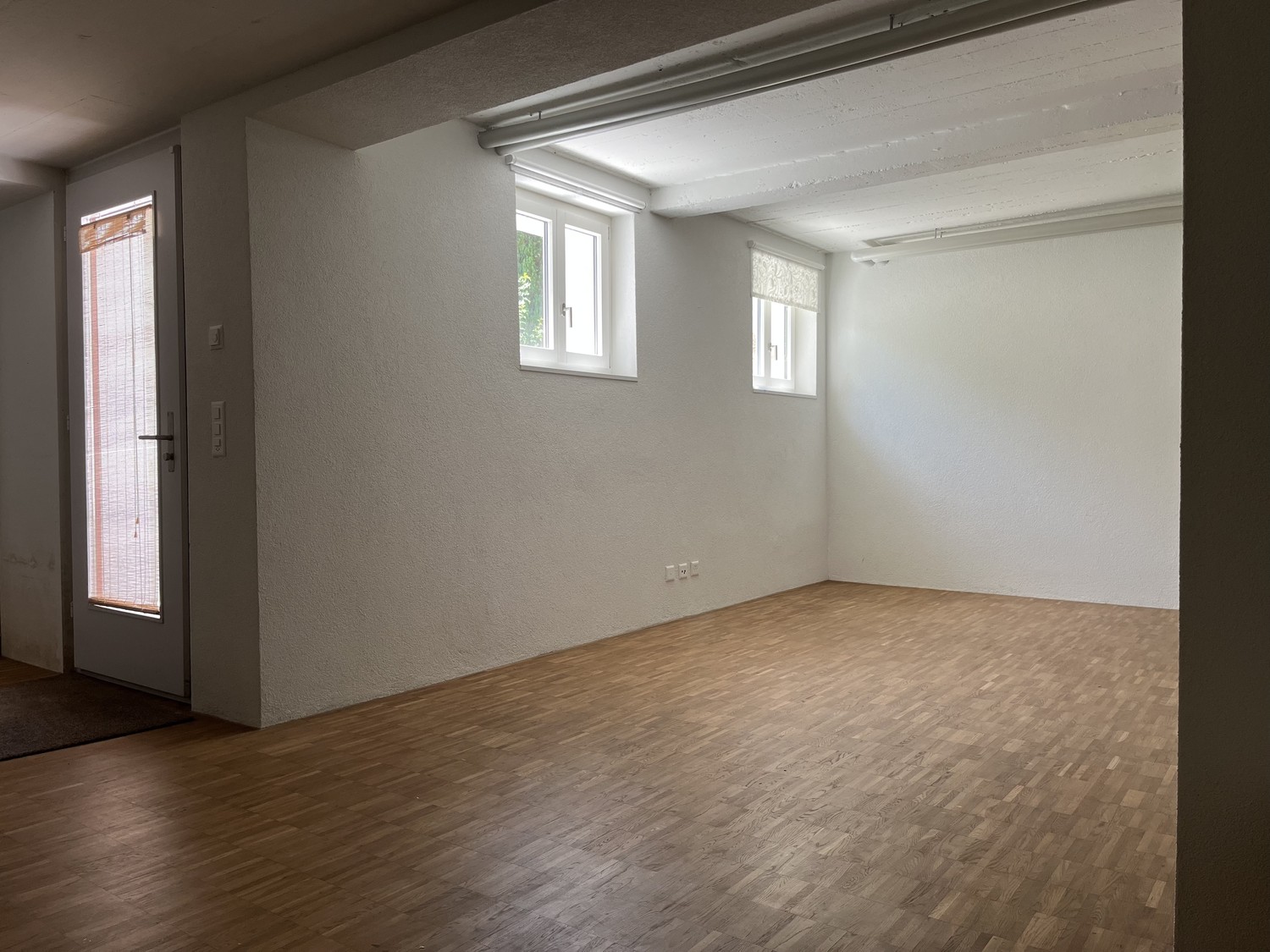 45m² commercial

Atelier, movement or hobby room, ideal for yoga, pilates, sports or similar. 

Room is located in the sous-sol of a single-family house, but has daylight, windows that can be opened and its own entrance. With heating, electricity, parquet flooring, small kitchen, WC/shower and cabin