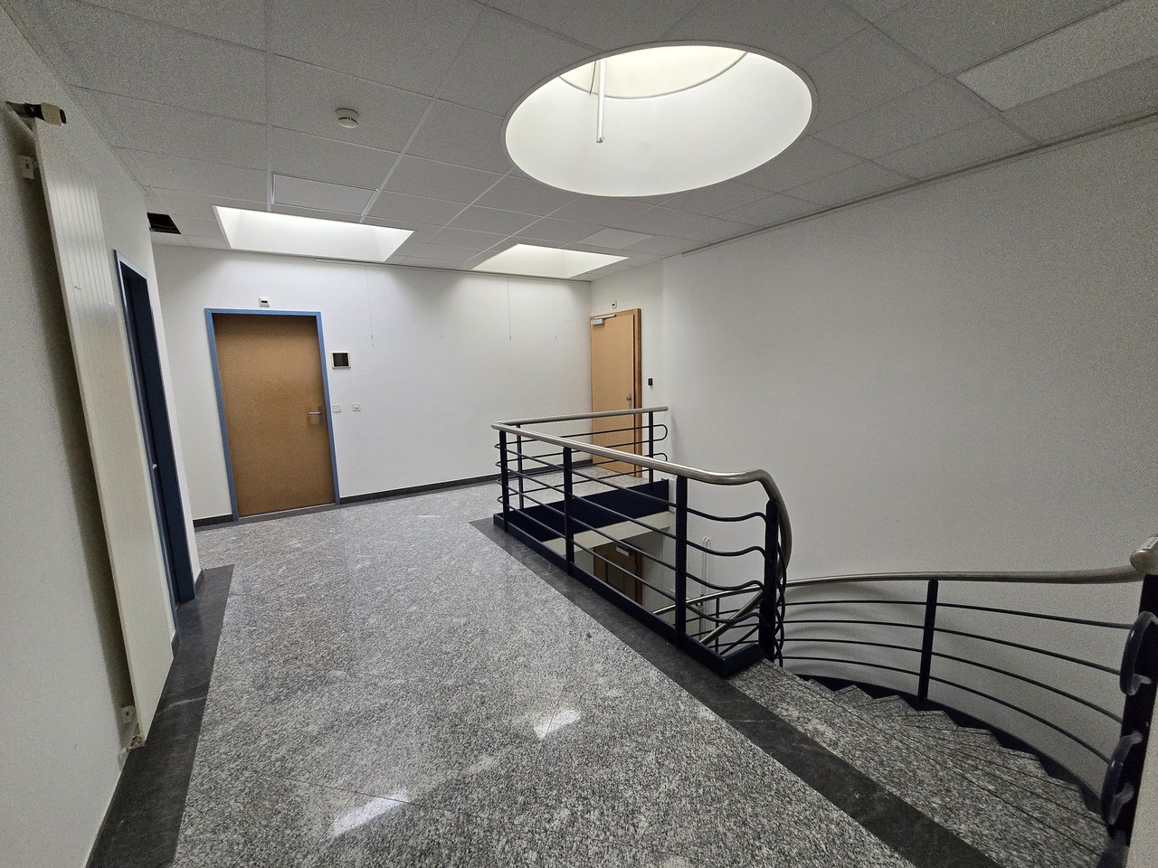 280m² office