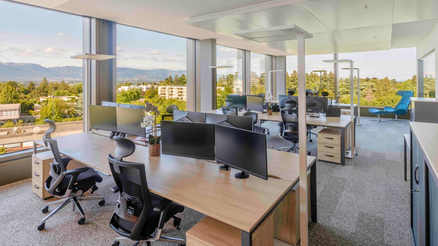 1250m² office